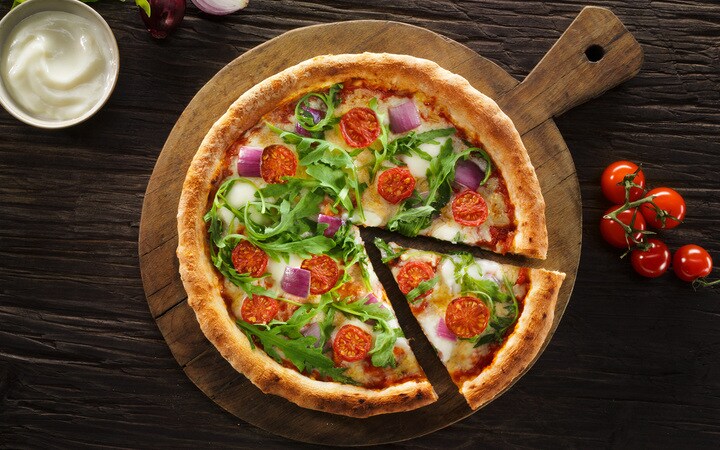 La Pizza Rucola e Pomodorini con Cipolla rossa (Numéro d’article 01793)
