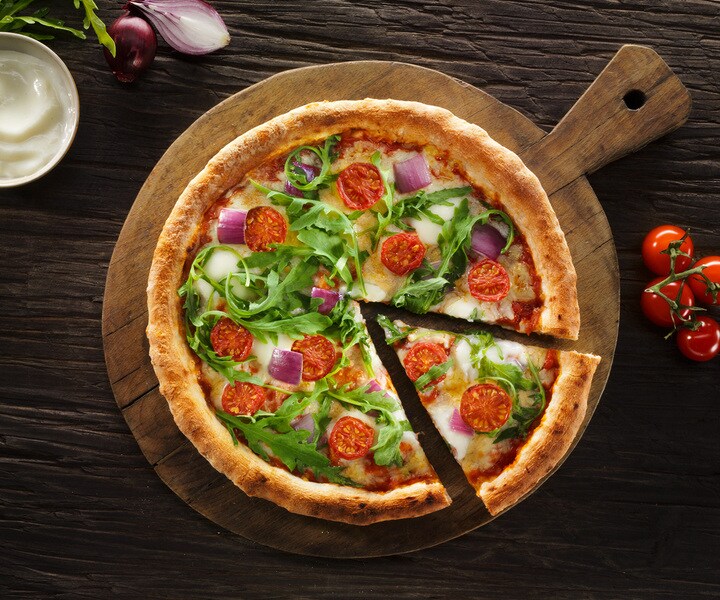 La Pizza Rucola e Pomodorini con Cipolla rossa (Artikelnummer 01793)