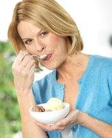 Femme mange une glace sans lactose