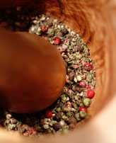 Image: Piment de la Jamaïque et poivre coloré dans un mortier