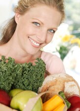 Image : Jeune femme avec un panier de légumes