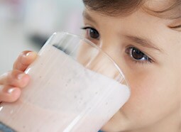 Laktoseintoleranz - Kind trinkt Milch