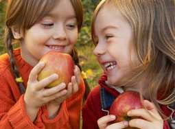 Image: deux petites filles avec des pommes