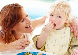 Image : mère et enfant en bas âge mangeant