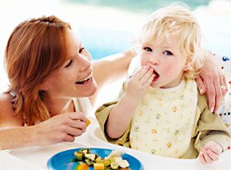 Image: Mère et enfant en bas âge en mangeant