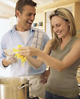 Laktoseintoleranz - Paar beim Kochen