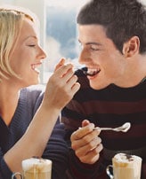 Image : Couple amoureux mange une glace ensemble