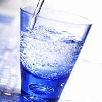 photo: un verre d'eau minérale