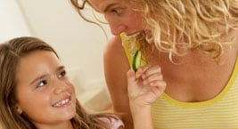 Image: Mère et fille mangent du concombre