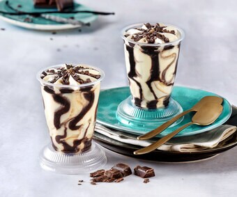 Vanilleeis mit Schokoladensauce „Dame blanche“ (Artikelnummer 02057)