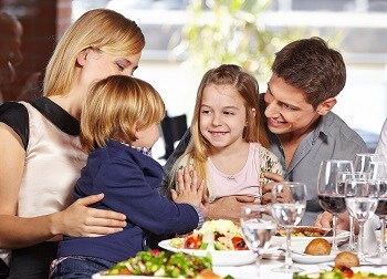 Image: Famille avec deux enfants à la table
